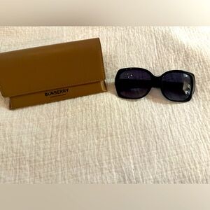 BLACK BURBERRY SQUARE SUNGLASSES